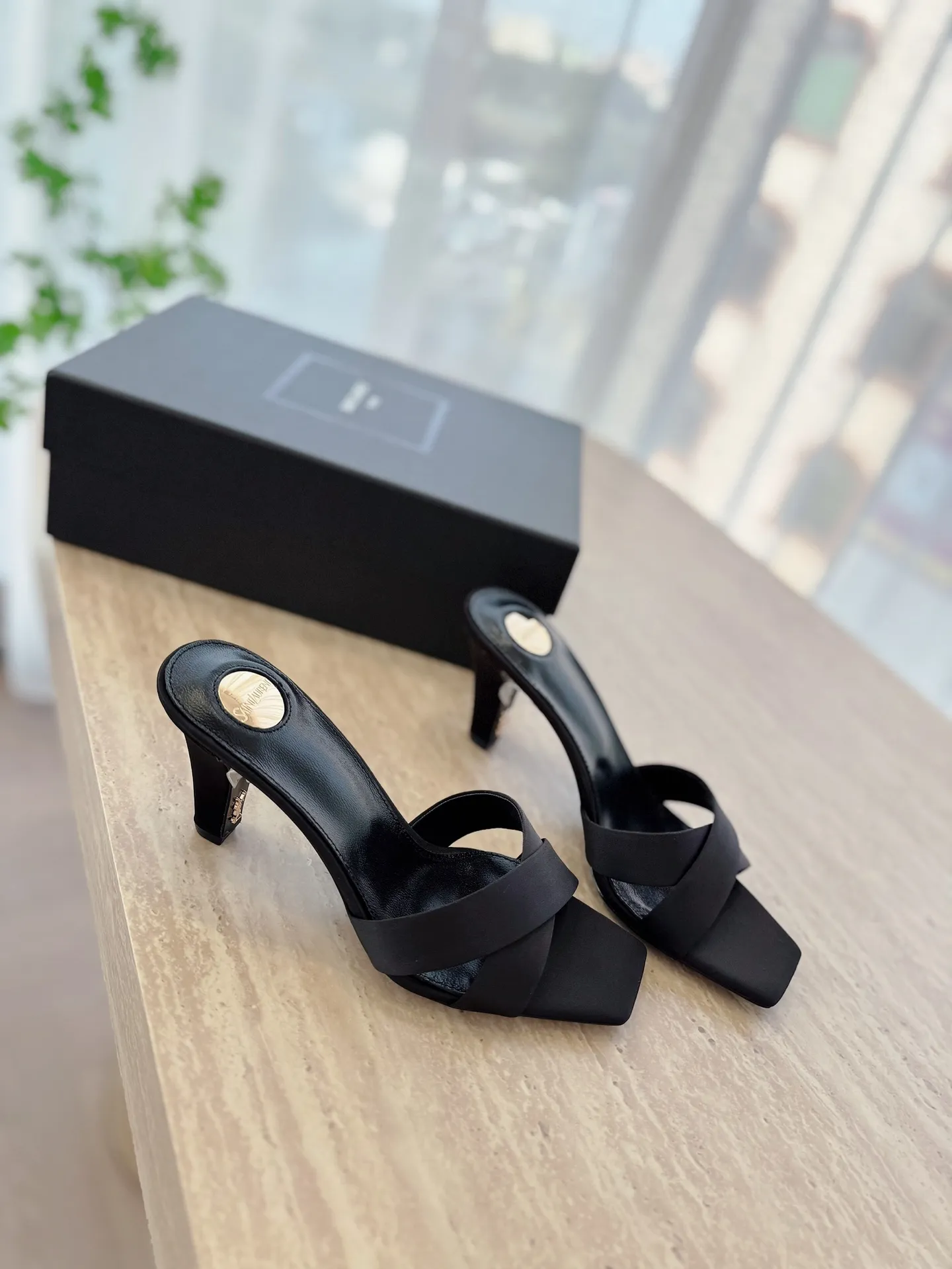👟👟Ex-factory price 540👟👟 High version of "SAINT LAUREN*" Saint Laurent ysl 25ss/new spring and summer catwalk style large rhinestone high-heeled shoes and sandals. Only YSL understands women's hearts best and does not accept refutation. It is a super invincible feminine artifact and a must-have for women (z-product full-body customization, own molded hardware accessories, perfect consistency). Compare the differences between pictures and goods on the market. ✔Upper: Customized imported silk ✔Lining: Imported 🐑Sheep leather ✔Sole: Imported genuine leather outsole ✔Heel height: 8cm ✔Number of yards: 35-39 (40, 41, 42 can be customized and non-returnable) (Full set of packaging)